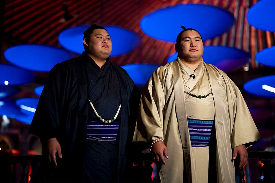 大相撲の英国ロンドン公演のため、現地入りした大の里(左)と豊昇龍【写真:PA Images/アフロ】