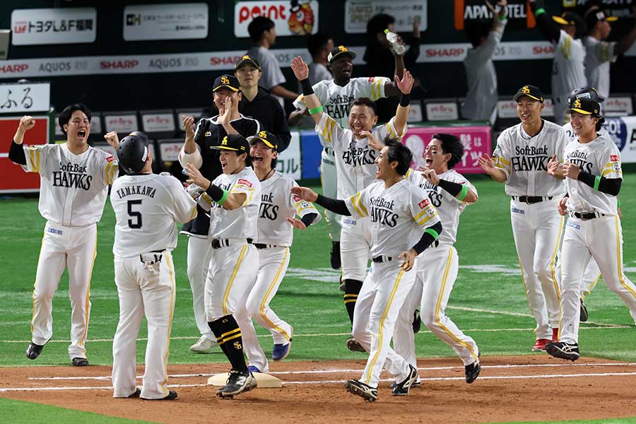 10回にサヨナラ打を放った山川穂高のもとに集まるソフトバンクナイン【写真：産経新聞社】