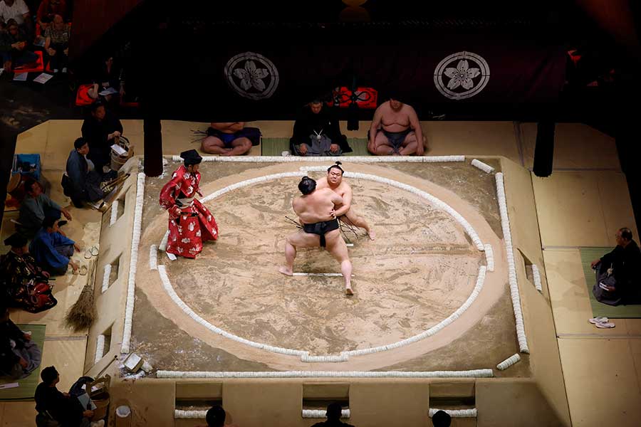 英国ロンドン公演で土俵に上がった力士たち【写真：ロイター】