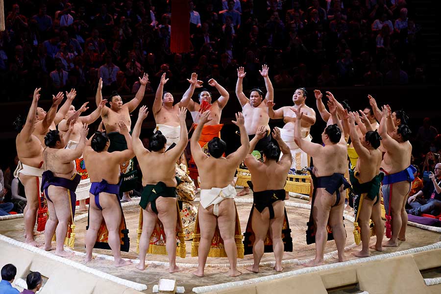 英国ロンドン公演で土俵に上がった力士たち【写真：ロイター】