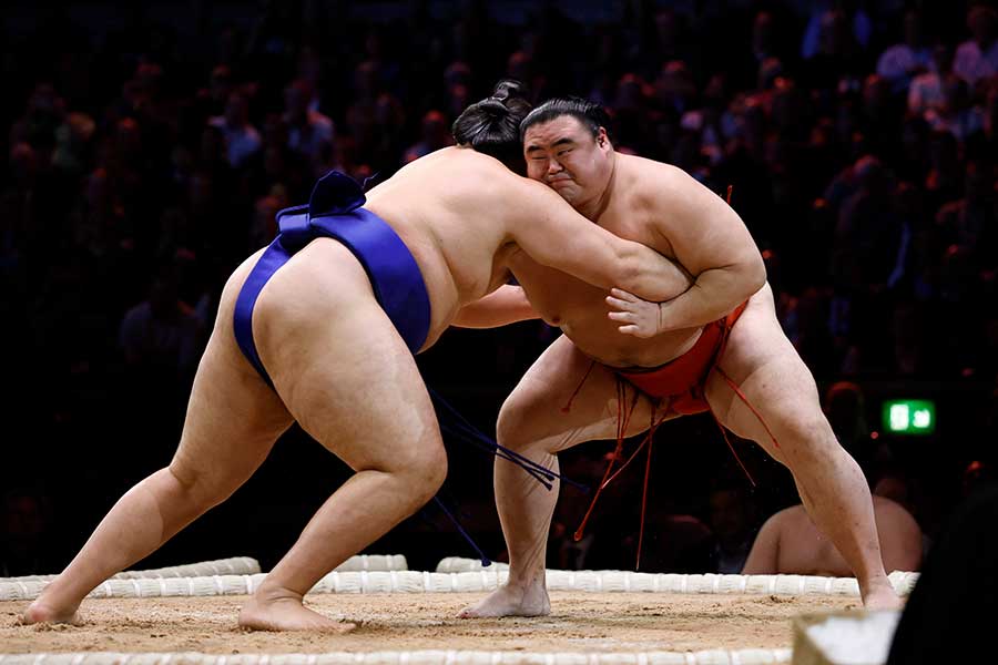 英国ロンドン公演で土俵に上がった力士たち【写真：ロイター】