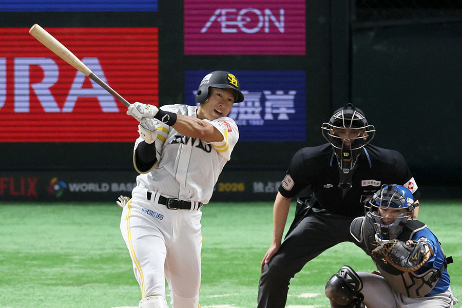 先制3ランを放つソフトバンク柳田悠岐【写真：産経新聞社】