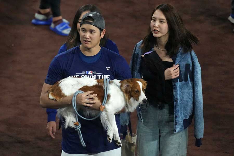 ドジャースの大谷翔平（左）と妻の真美子さん（右）【写真：AP/アフロ】