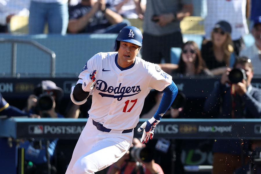ブルワーズ戦の初回に三塁打を放ったドジャースの大谷翔平【写真:ロイター】