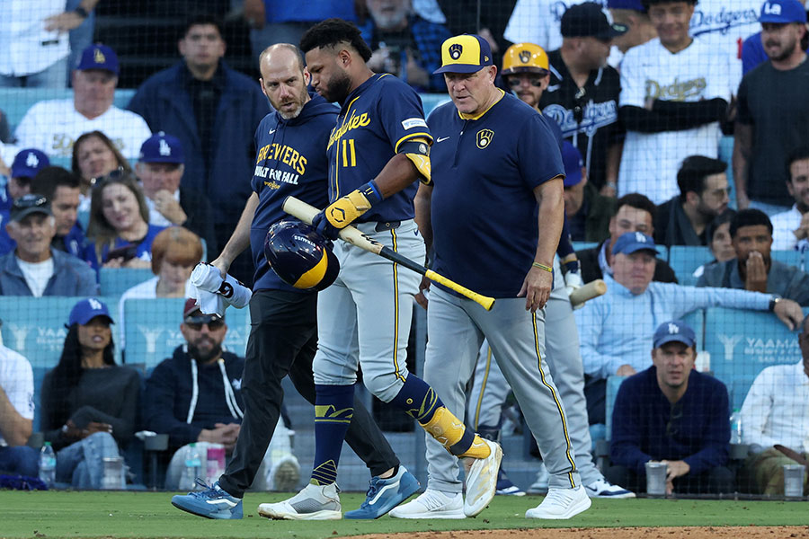 足を負傷し交代をしたブルワーズのジャクソン・チョウリオ（中央）【写真：ロイター】