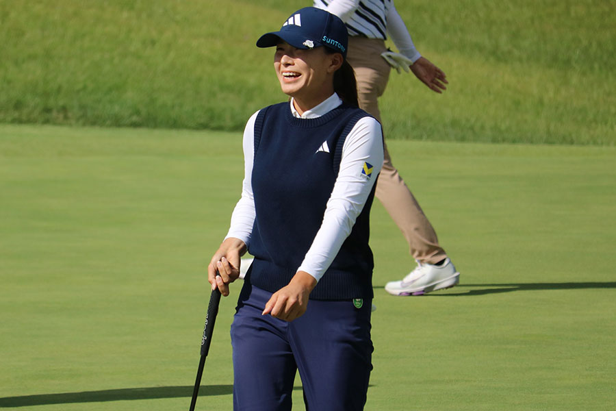 富士通レディース初日、ラウンド中に笑顔を見せる渋野日向子【写真：編集部】