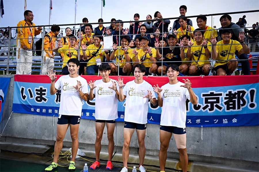 優勝の特製Tシャツを着て静岡のメンバーと喜んだ【写真：中戸川知世】