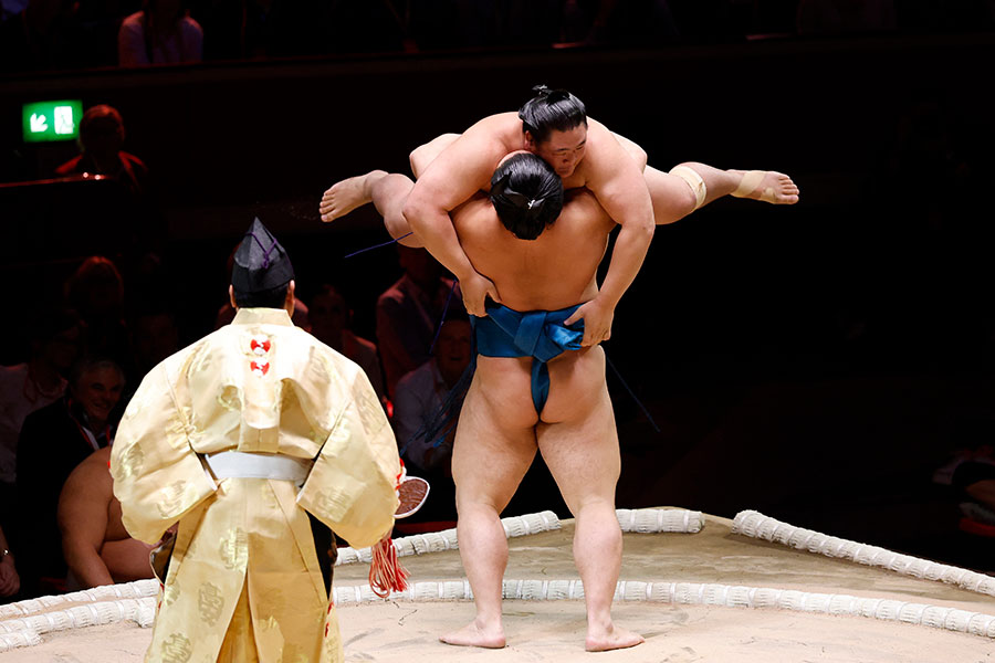 大相撲の英国ロンドン公演で土俵に上がった力士たち【写真：ロイター】