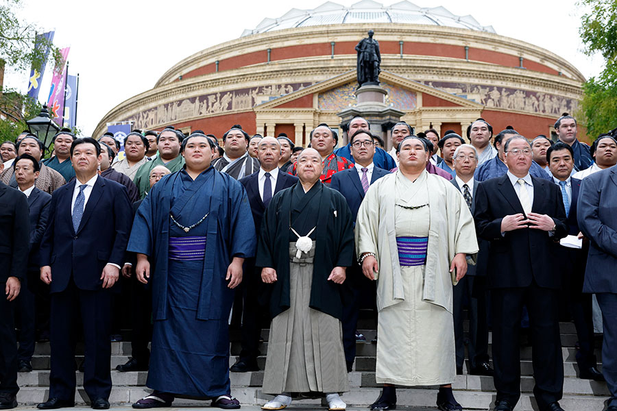 ロイヤル・アルバート・ホールの前で記念撮影をした力士や役員ら【写真：ロイター】