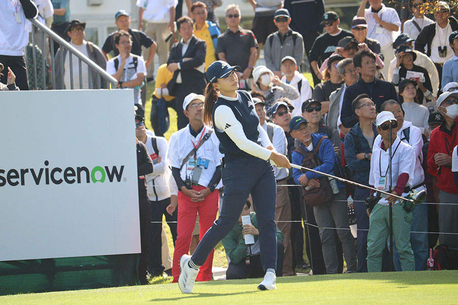 渋野は初日を首位で終えた【写真：編集部】