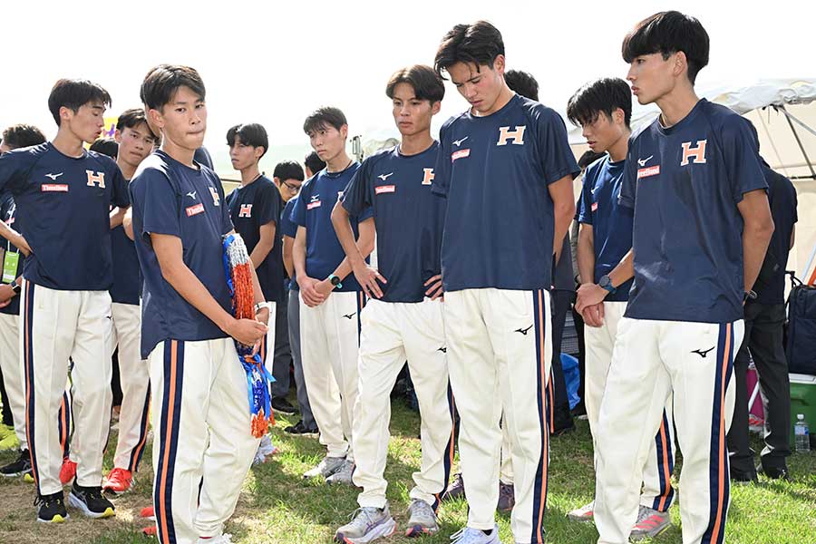 本戦出場を逃してうなだれる法政大の選手たち【写真：徳原隆元】