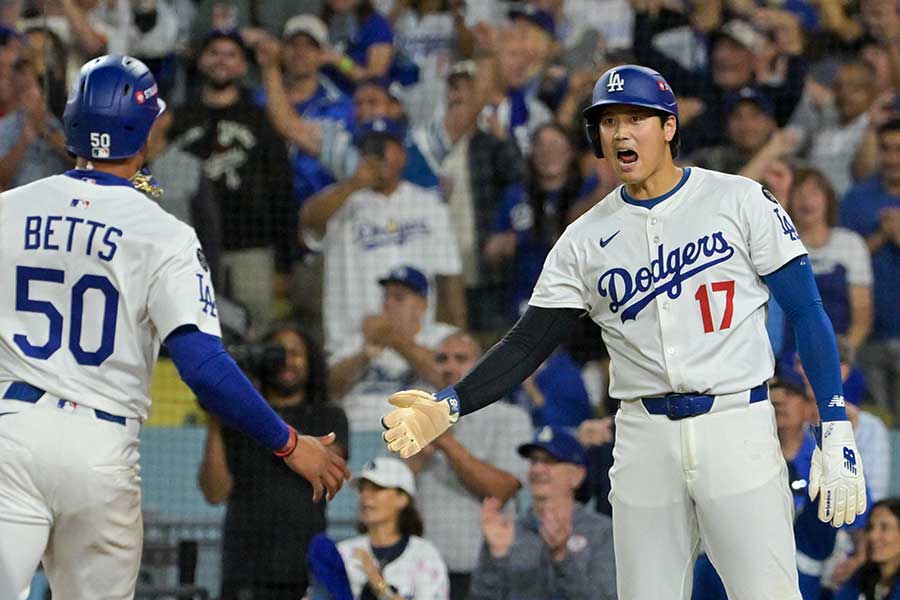 ドジャースの大谷翔平とムーキー・ベッツ（左）【写真：ロイター】