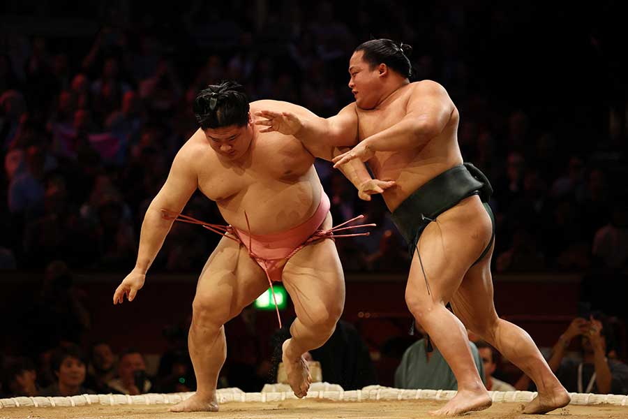 大相撲のロンドン公演に出ている宇良（左）【写真：ロイター】