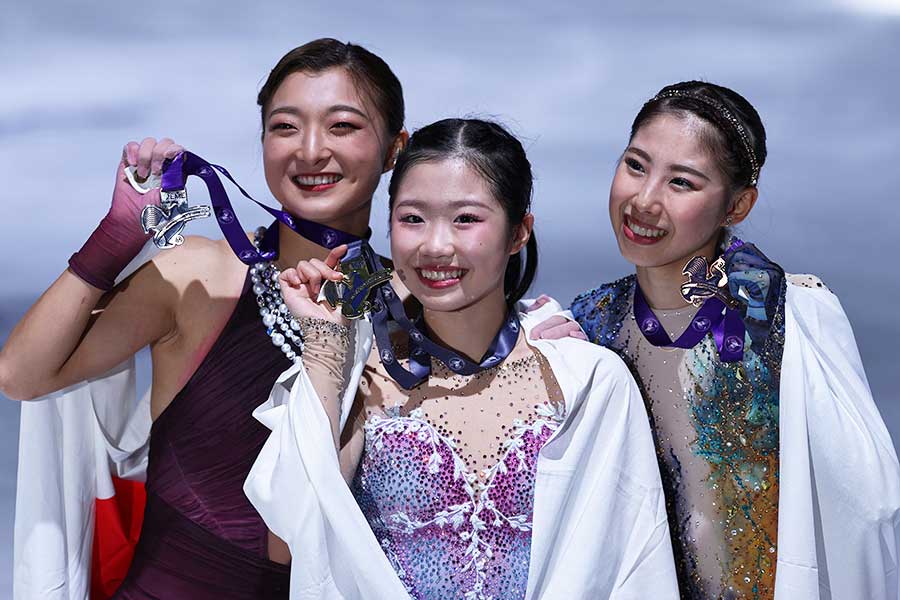 GPシリーズフランス大会、メダルを手に写真撮影に応じる坂本花織、中井亜美、住吉りをん（左から）【写真：ロイター】