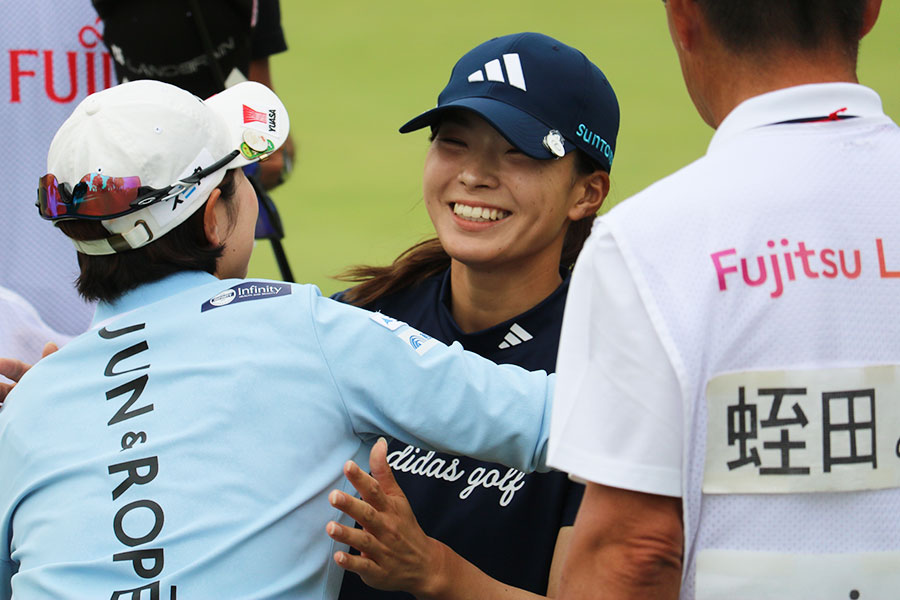 富士通レディース、蛭田みな美とハグする渋野日向子【写真：編集部】