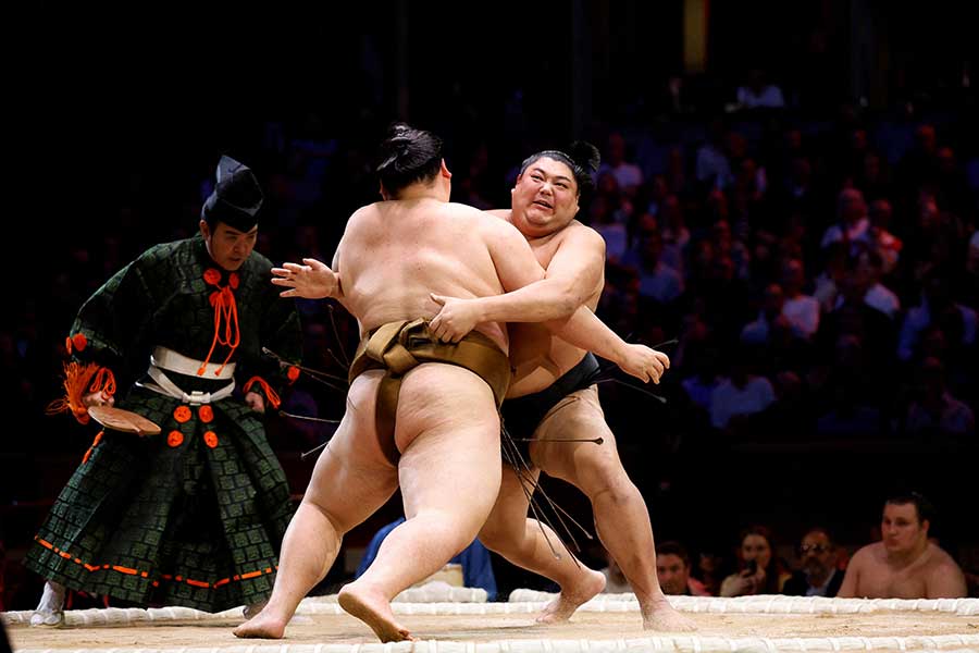 英国ロンドン公演で土俵に上がった力士たち【写真:ロイター】