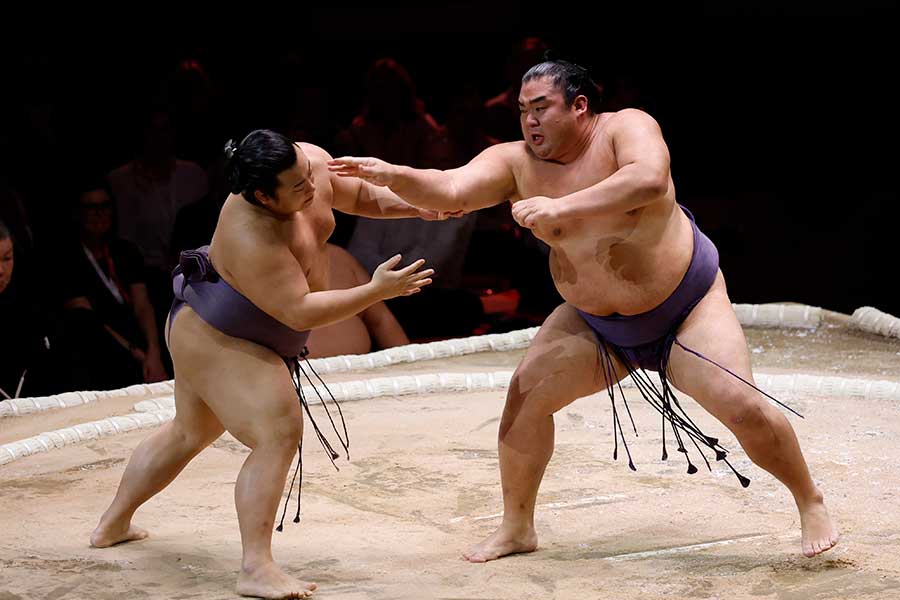 大相撲のロンドン公演に出場した翔猿(左)【写真:ロイター】