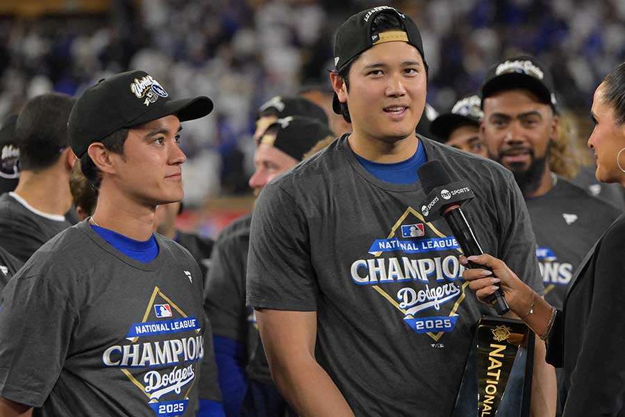 MVP獲得後のインタビューを受けるドジャース通訳のウィル・アイアトン氏(左)と大谷翔平【写真:ロイター】