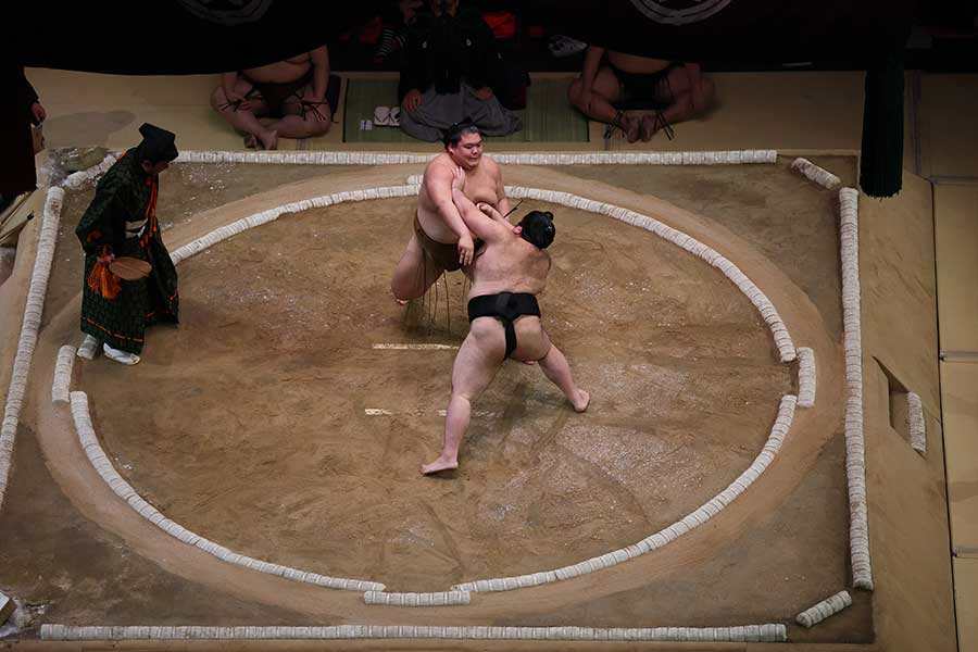 英国ロンドン公演で土俵に上がった力士たち【写真：ロイター】