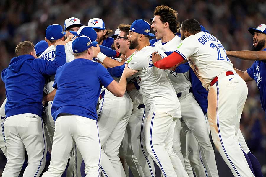 ア・リーグ優勝決定シリーズ第7戦に4-3で逆転勝利したブルージェイズ【写真：ロイター】