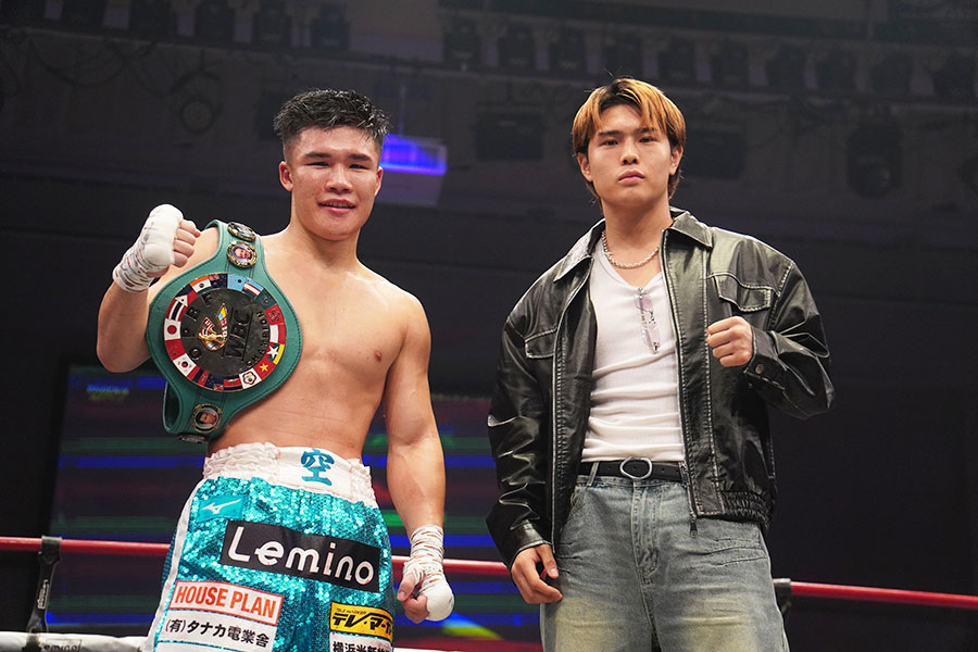 田中空（左）にリング上で挑戦を表明した佐々木尽【写真：澤田直人】