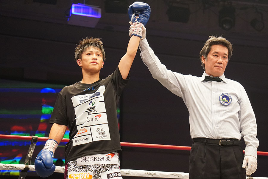 荒竹一真に勝利した坂田一颯（左）【写真：澤田直人】