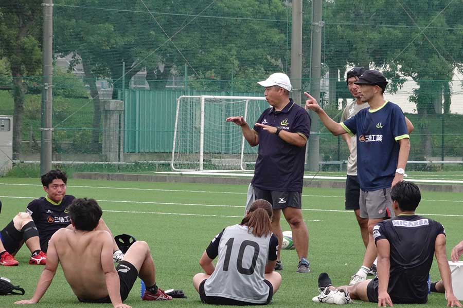 柴谷HC（奥右）も手話を使えるが、練習では常に手話通訳付で行われる【写真：吉田宏】