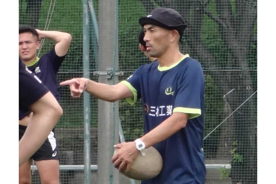 練習中に指示を出す柴谷HC【写真：吉田宏】