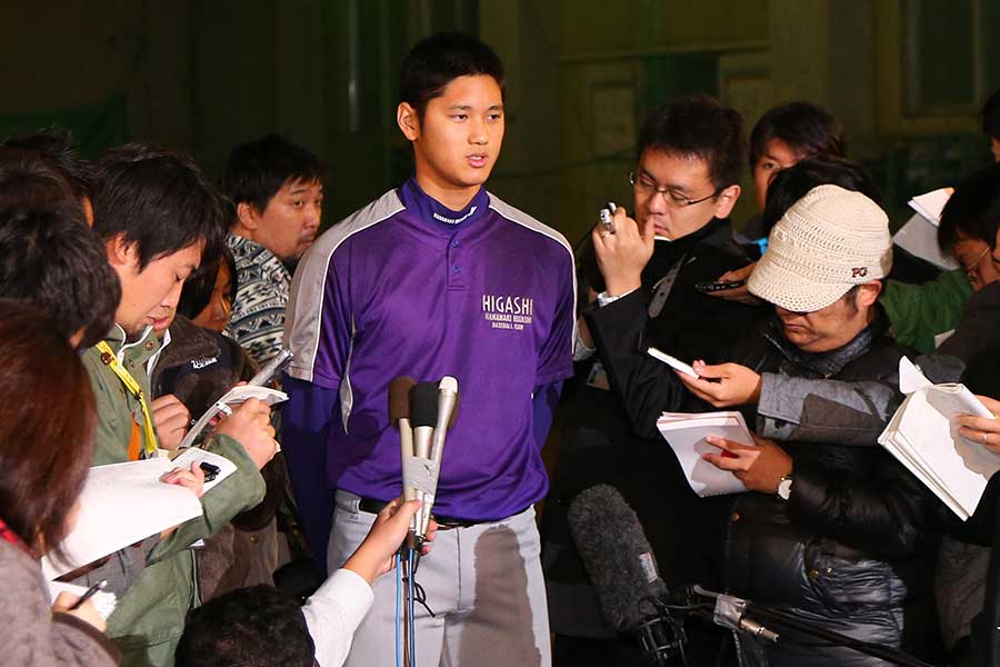 2012年のドラフト会議当日、報道陣の質問に答える大谷翔平【写真：産経新聞社】