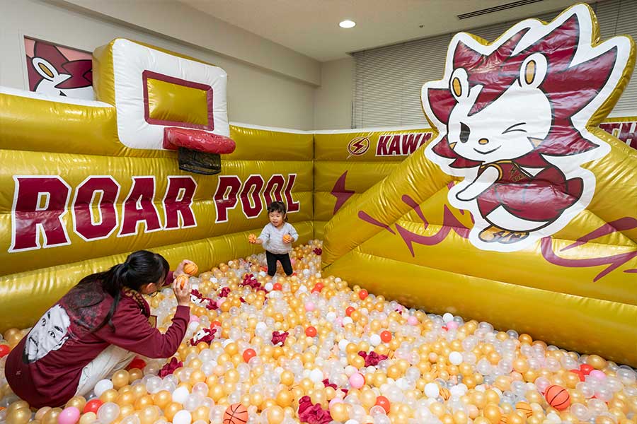 キッズルームに設置されたボールプール。バスケ会場であることを忘れそうなほどの魅力的な遊具だ
