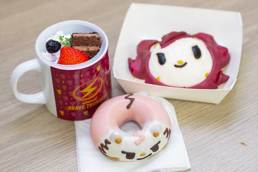 左からスーベニアカップ付きサンダースプリン、ロウルドーナッツ、ロウルかすたーどまん