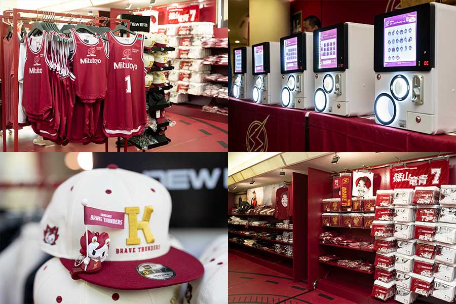 開場とともに1Fのグッズ売り場はファンで一杯に。2Fにあるガチャガチャも大人気だ(右上)