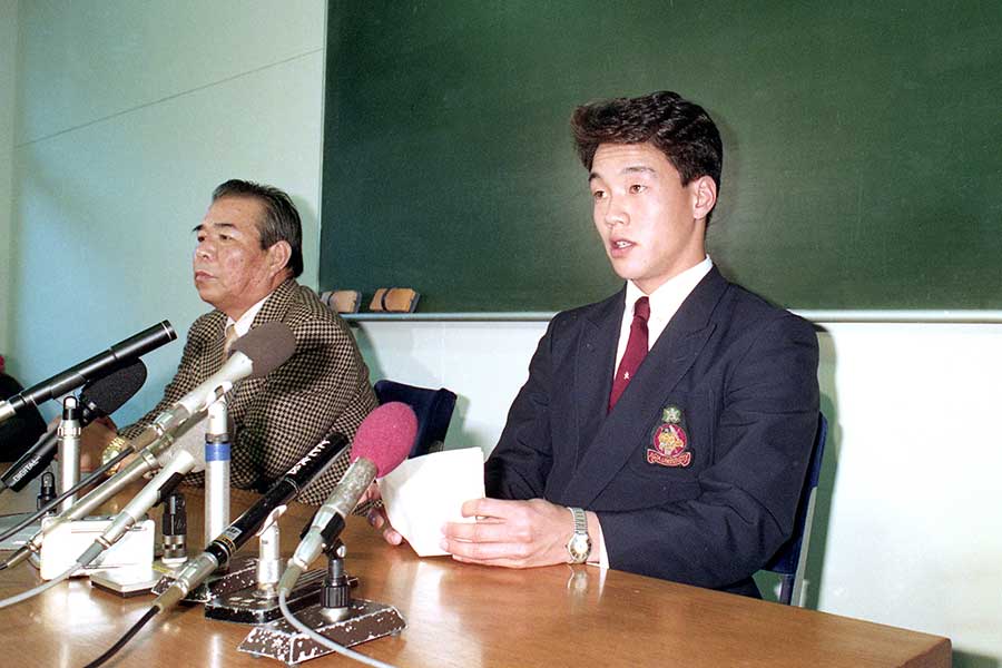 会見で入団拒否を発表する小池秀郎【写真:産経新聞社】