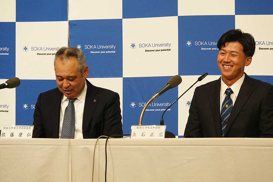 阪神に1位指名された創価大の立石正広（右）【写真：橋本啓】