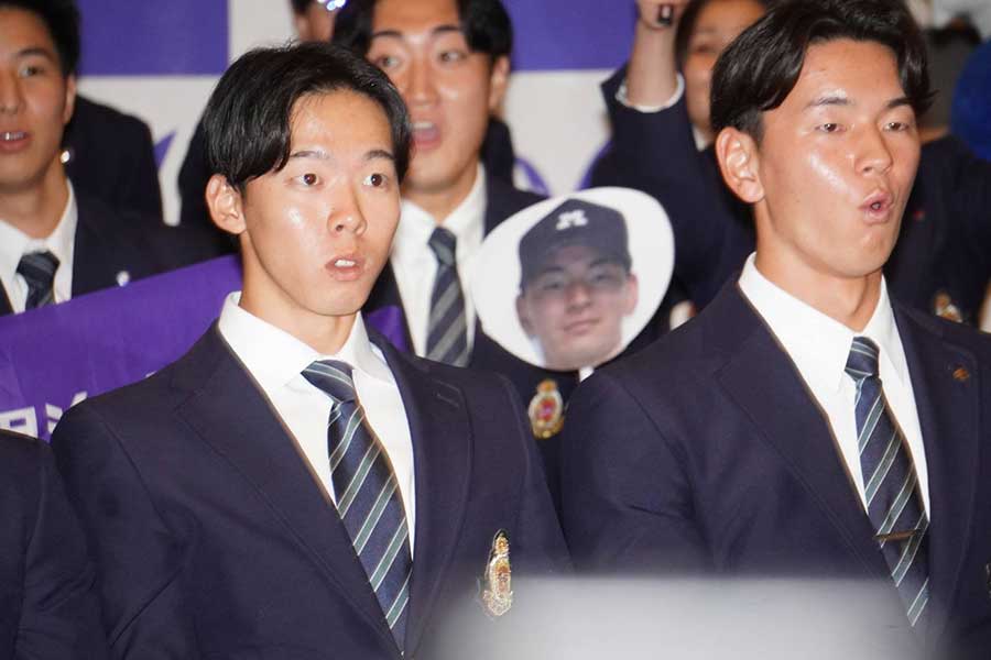 日本ハムから1巡目で指名され驚いた表情を浮かべる明大・大川（左）【写真：澤田直人】