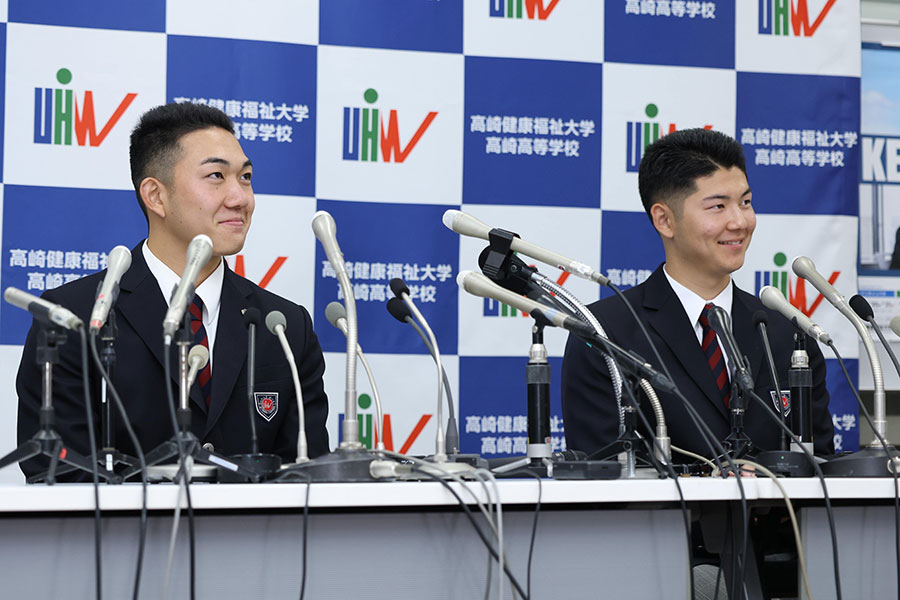 オリックスから3位指名を受けた健大高崎高の佐藤龍月（右、左は石垣元気）【写真：産経新聞社】