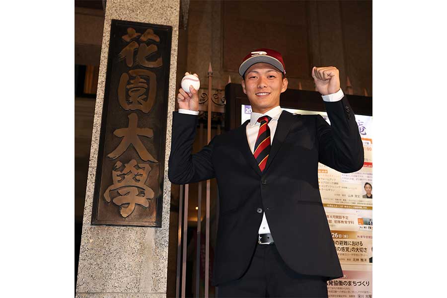 楽天から1位指名された藤原聡大投手【写真：産経新聞社】