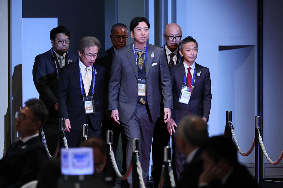 阪神の藤川球児監督（中央）【写真：産経新聞社】