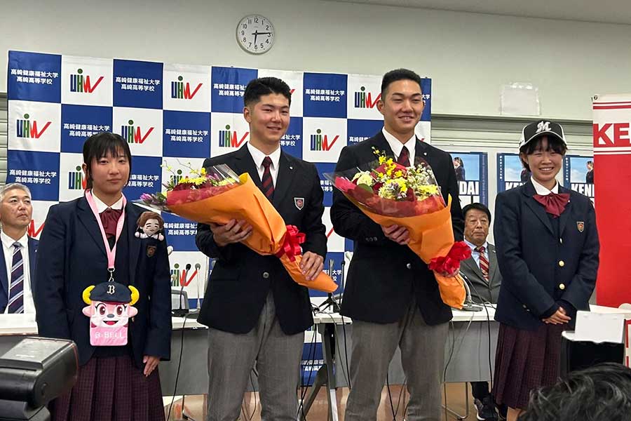 マネージャーの和光陽奈さん（1番左）から花束をもらった佐藤龍月（左から2番目）【写真：山野邊佳穂】