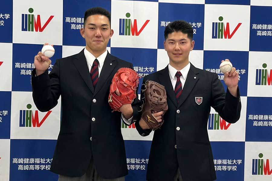 W指名されて並んで撮影に応じる石垣元気（左）と佐藤龍月【写真：山野邊佳穂】