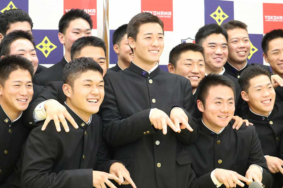 マリーンズのMポーズを作る奥村頼人（中央）とチームメートたち【写真：戸田湧大】