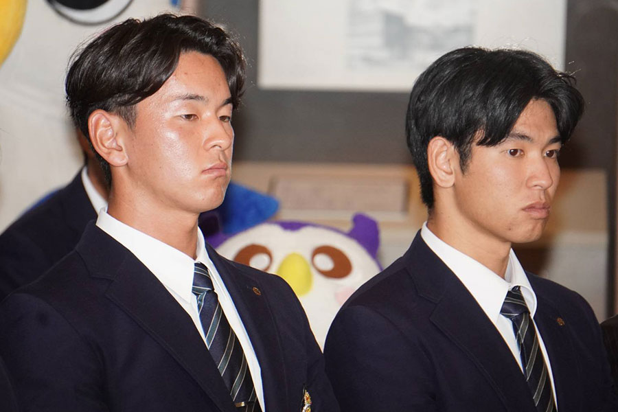 肩を落とす明大・高須大雅（左）と久野悠斗【写真：澤田直人】