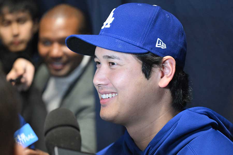 記者の質問に応じるドジャースの大谷翔平【写真:ロイター】