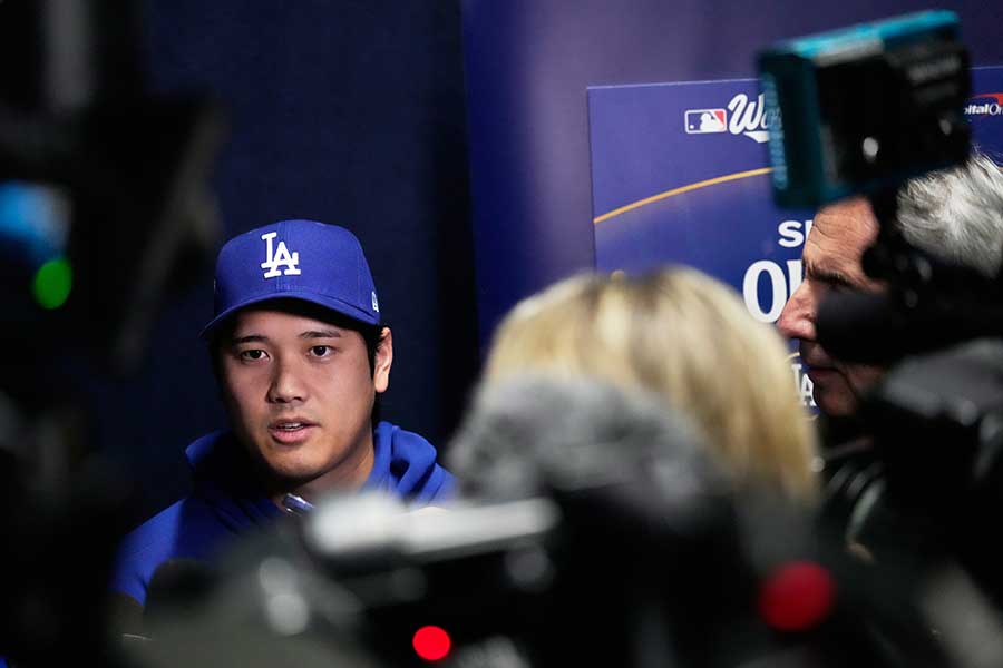 メディアデーで報道陣の質問に答えたドジャースの大谷翔平写真：AP/アフロ