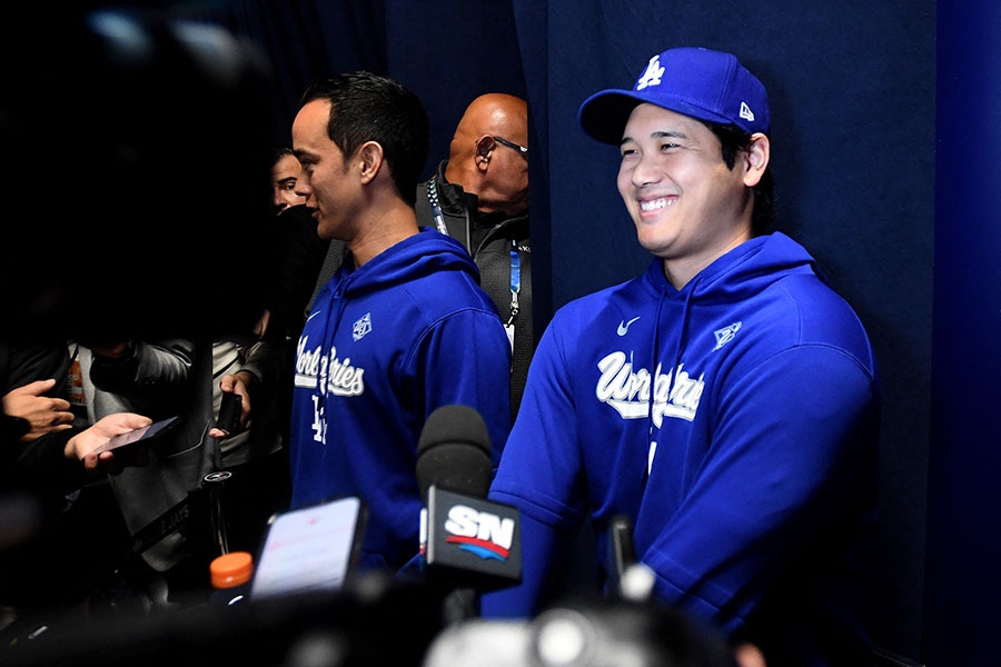 取材に応じたドジャースの大谷翔平（右）【写真：ロイター】