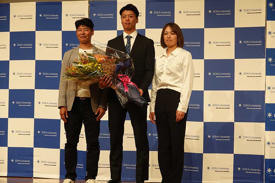 ヤクルトから3位指名を受け、両親と3人で記念撮影【写真：橋本啓】