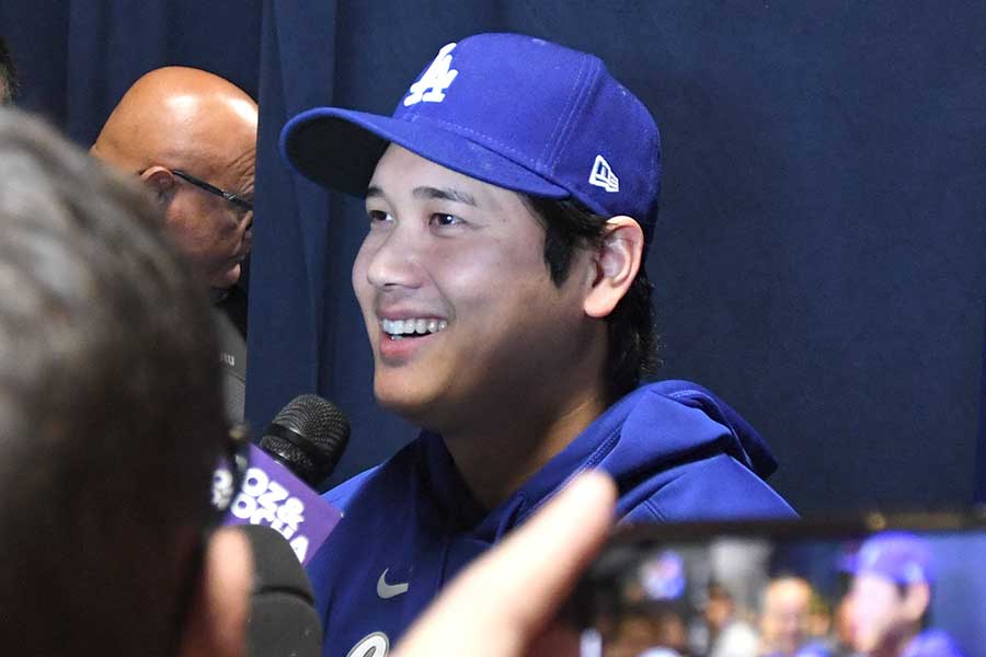 メディア対応を行ったドジャースの大谷翔平【写真：ロイター】