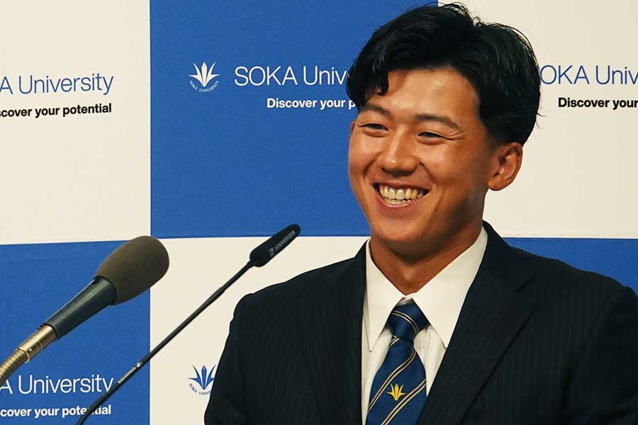 ドラフト会見で笑顔を見せる立石正広【写真:橋本啓】