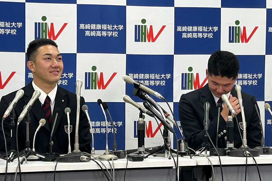 オリックスから3位指名を受け、涙を流した佐藤（右）と石垣元気【写真：山野邊佳穂】