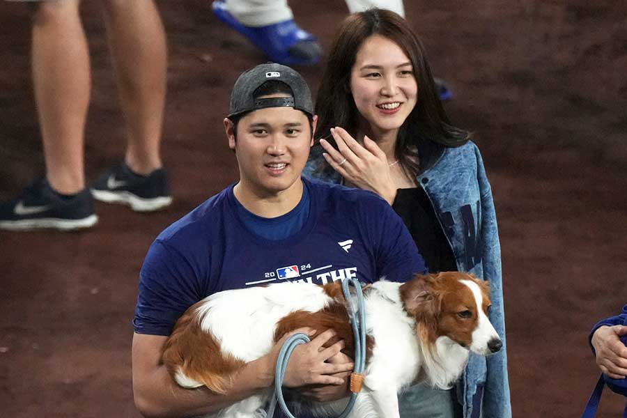 ドジャースの大谷翔平（中央）と妻の真美子さん（右）【写真：AP/アフロ】